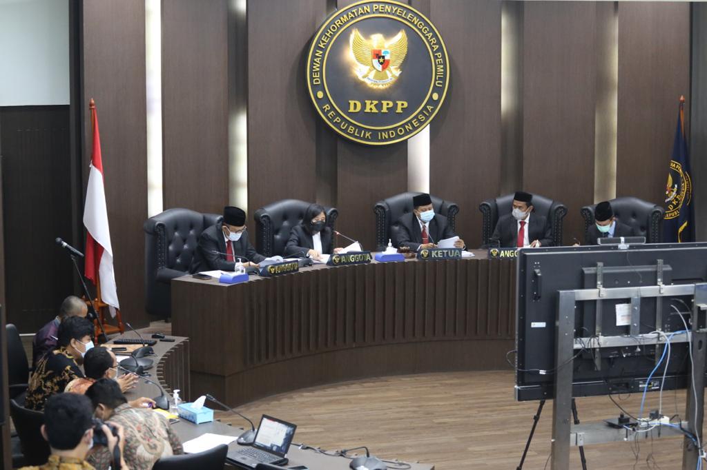 DKPP menggelar sidang kode etik penyelenggara Pemilu (KEPP) dengan agenda Pembacaan Putusan terhadap 17 Perkara