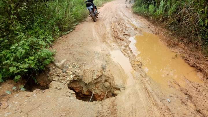 Kondisi Ruas Jalan Sejuah - Noyan yang rusak akibat gorong gorong pecah.