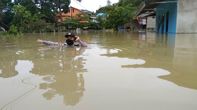 Banjir yang melanda sejumlah rumah di beberapa dusun di Entikong.