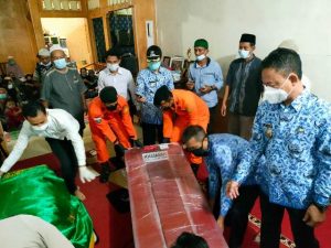 Wali kota Serahkan Akta Kematian Khasanah dan Makrufatul