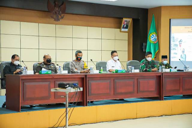 Wali Kota Pontianak saat rapat evaluasi Satgas Covid-19 Kota Pontianak