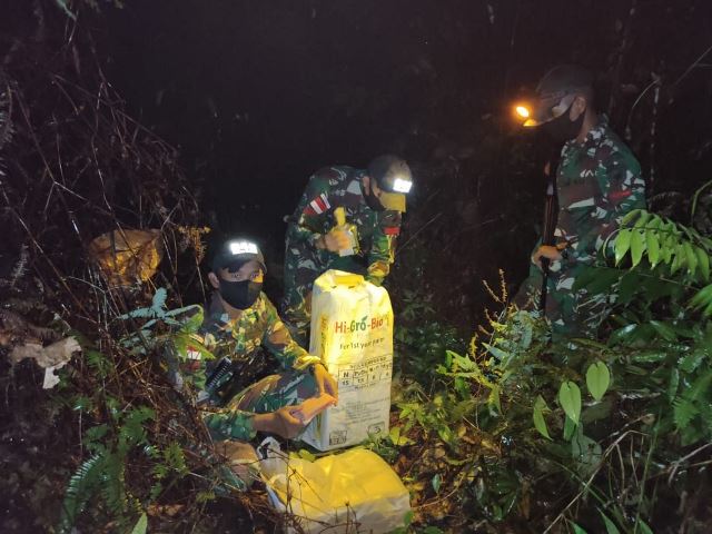 Personel Satgas Satgas Yonif 642 Kapuas menemukan sosis dan miras Malaysia yang disembunyikan di jalur tikus.