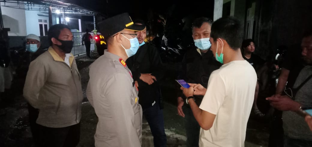 Kapolsek dan anggota saat meminta keterangan saksi - saksi di lapangan diantaranya memeriksa ponsel korban yang gantung diri