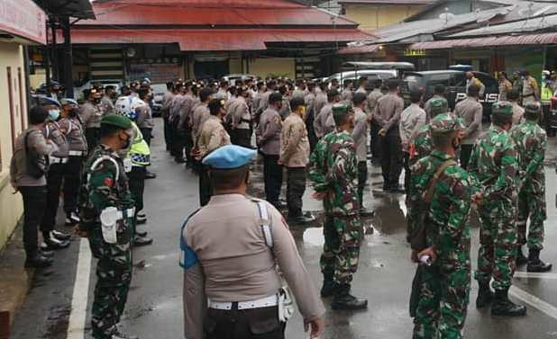 Personel TNI / Polri yang melaksanakan patroli pada saat Tahun Baru lalu. Kegiatan serupa juga akan digelar menjelang Imlek dan Cap Go Meh menghindari adanya kerumunan.