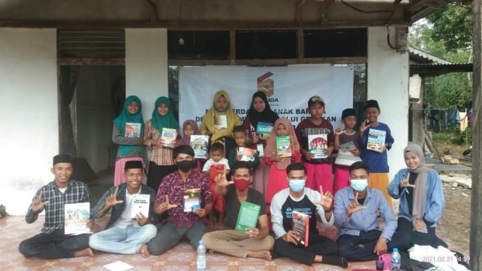 KKR-GARUDA KUBU RAYA GERAKAN SATU DESA SATU RUMAH BACA Gerakan Pemuda Desa (Garuda) Kubu Raya menggelar gerakan satu desa satu rumah baca di Dusun Siak Desa Durian Kecamatan Sui Ambawang.