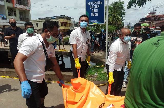 Tim Inafis Polres Kubu Raya saat mengevakuasi mayat wanita yang ditemukan dalam parit Sui Raya Dalam (Serdam) di bawah jembatan persis depan SPBU Polda Kalbar.