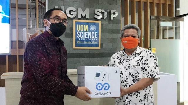 Bupati Kubu Raya datang langsung ke UGM Science Techno Park bertemu dengan Wakil Rektor UGM Bidang Kerja Sama dan Alumni untuk membeli GeNose.