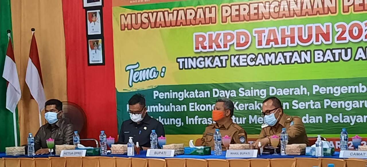 Bupati, Wakil Bupati, Ketua DPRD dan Wakil Ketua DPRD saat Musrenbang RKPD Tahun 2022 Kecamatan Batu Ampar