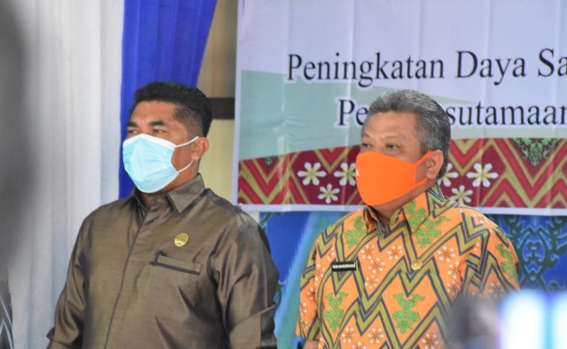 Wakil Ketua DPRD bersama Bupati yang menghadiri Musrenbang Kecamatan Rasau Jaya