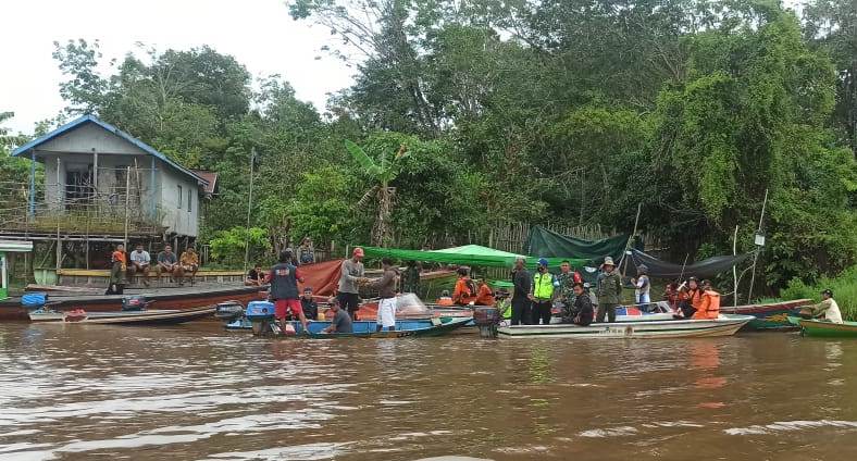 Tim SAR gabungan saat mencari korban tabrakan speedboat yang akhirnya berhasil menemukan satu orang korban atas nama Bambang.