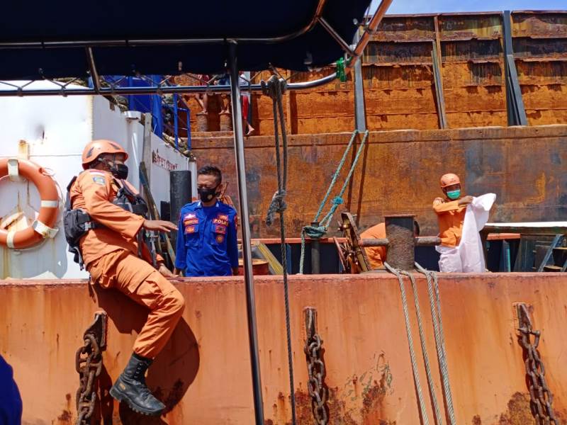 Tim SAR sedang melakukan evakuasi korban yang masuk dalam lubang palka yang sangat sempit. Namun akhirnya berhasil dikeluarkan.