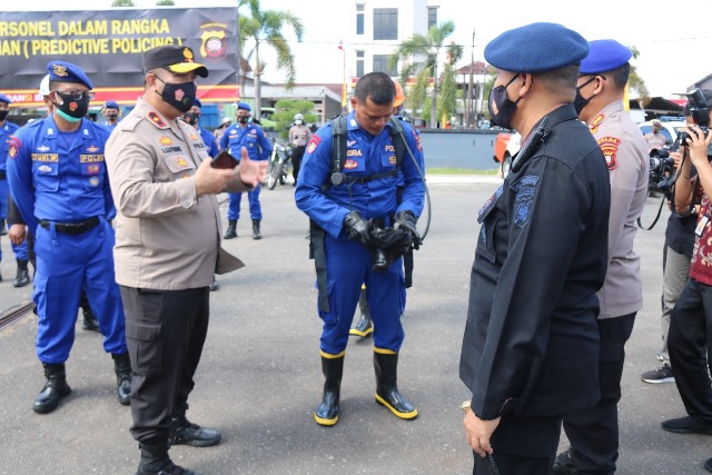 Wakapolda Kalbar saat memeriksa kesiapan personel dalam penanggulangan karhutla yang mulai marak di Pontianak dan Kubu Raya serta daerah lainnya.