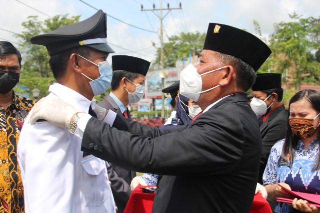 Bupati sanggau melantik kades yang terpilih melalui Pilkades serentak waktu lalu.