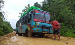 Warga Desak Pemerintah Perbaiki Jalan Jangkang