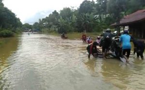 Banjir Rendam Jalan Perbatasan. Motor Terpaksa Diangkut Gunakan Rakit