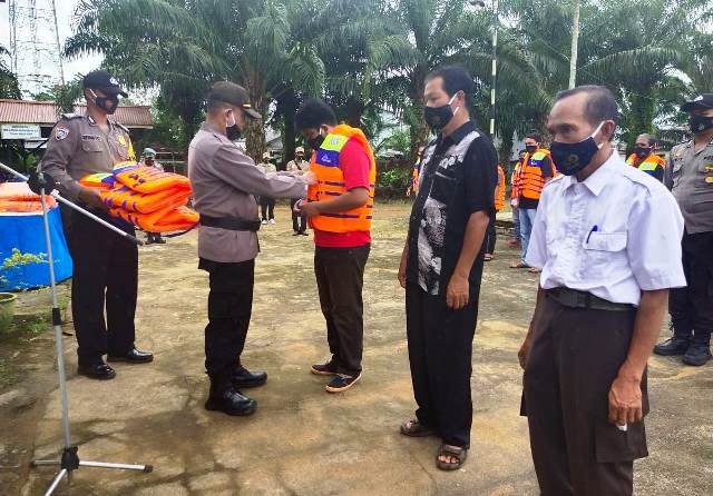 Kapolres Sanggau melalui Kapolsek Meliau menyerahkan bantuan alat keselamatan bagi para motoris di Meliau.