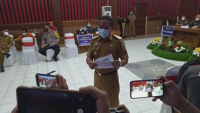 Bupati Sanggau saat menunjukan surat tidak bisa divaksin.Bupati Sanggau saat menunjukan surat tidak bisa divaksin. Foto: pek