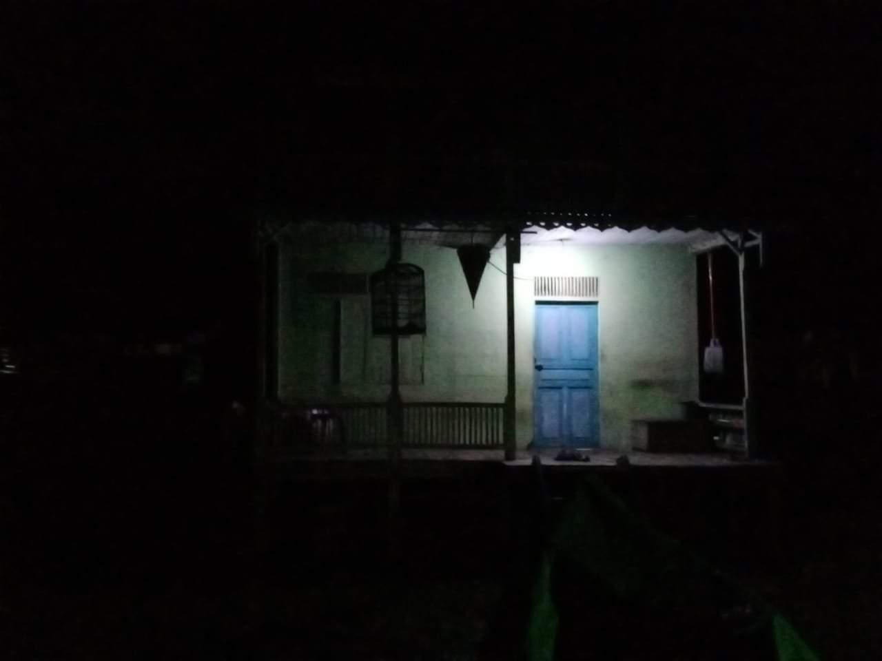 Rumah penduduk Dusun Jeranai saat malam hari yang penerangannya menggunakan genset.