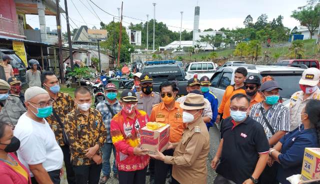 Wabup Sanggau saat menyerahkan bantuan secara simbolis kepada warga terdampak longsor di Entikong