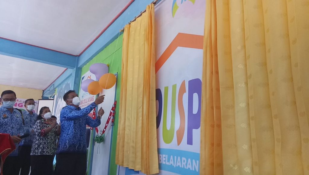 Bupati meresmikan Puspagama Sama Duli Anak dengan membuka tirai