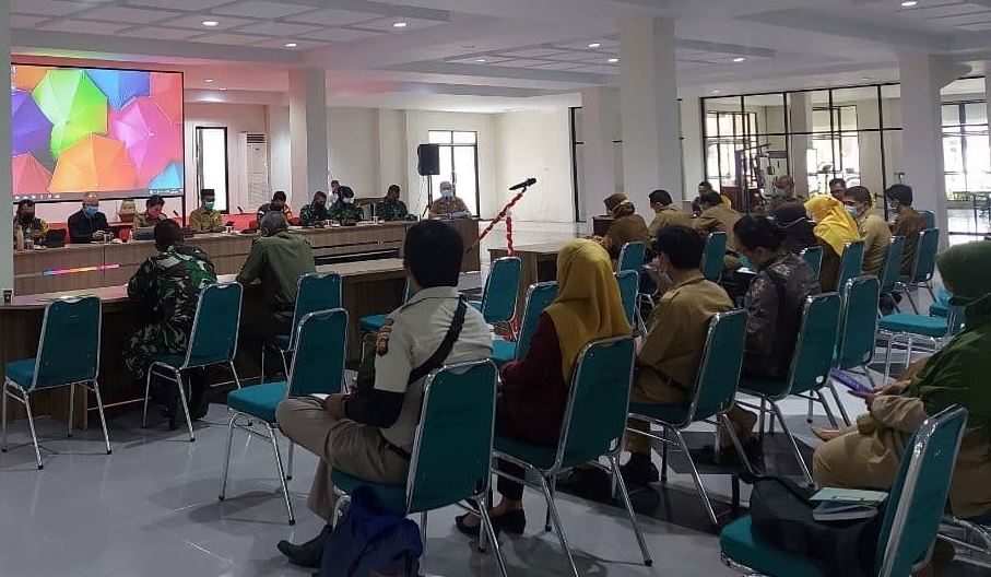 Wali kota, Forkompinda serta stakeholder terkait rapat konsolidasi persiapan penerimaan Vaksin Covid-19 dan launching vaksinasi Covid-19 di Kota Singkawang.