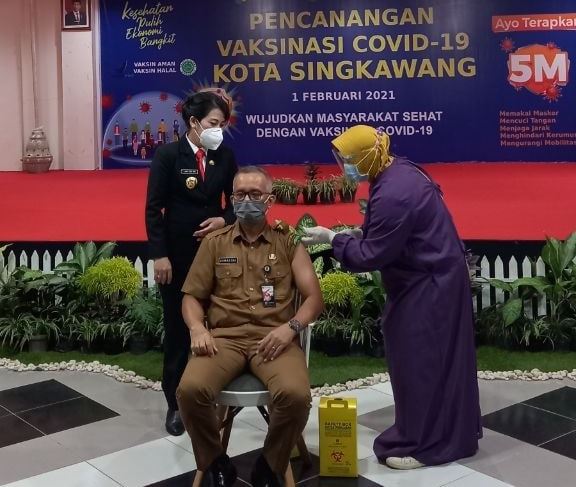 Wali kota Singkawang saat menyaksikan vaksinasi tahap pertama terhadap pejabat yang dilaksanakan pada Senin )1/2) kemarin.Wali kota Singkawang saat menyaksikan vaksinasi tahap pertama terhadap pejabat yang dilaksanakan pada Senin )1/2) kemarin. Foto: ist