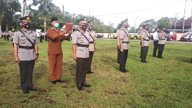 Sumpah jabatan empat perwira Polres Kubu Raya yang baru menggantikan perwira lama yang dimutasi.