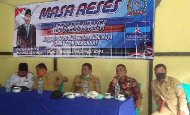 Anggota DPRD Kubu Raya Muhidin saat reses menampung berbagai aspirasi, satu diantaranya berkaitan dengan pemekaran kecamatan.
