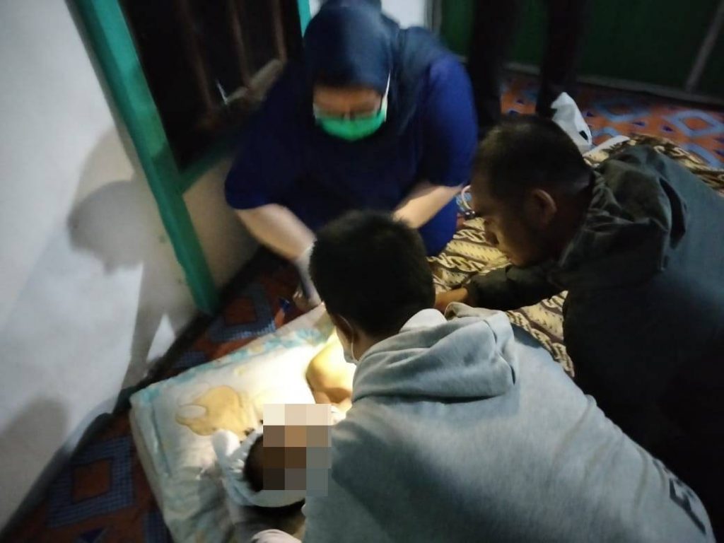 Petugas medis dan keluarga saat memeriksa korban yang mengakhiri hidupnya dengan cara gantung diri