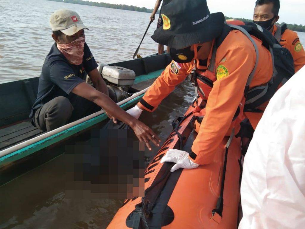 Tim SAR saat mengangkat jenazah yang ditemukan di sungai dalam keadaan meninggal setelah mengalami kecelakaan motor air yang tenggelam