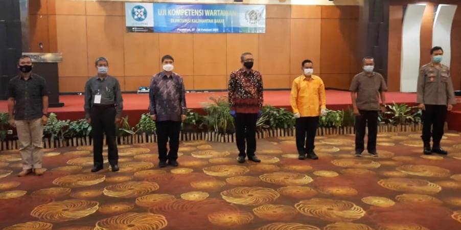 Gubernur Kalbar bersama Ketua PWI Kalbar, pengurus PWI Pusat dan Dewan Pers saat pembukaan UKW