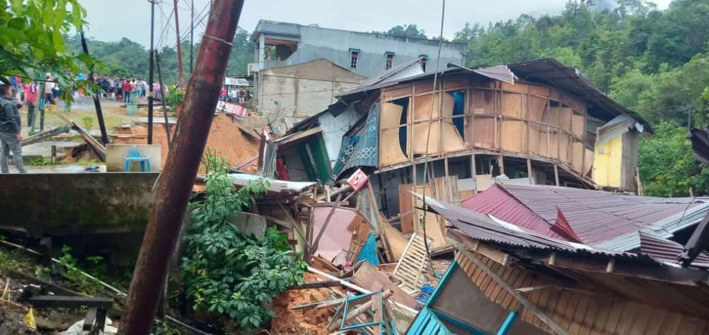 Enam Ruko di Entikong Ambruk Akibat Tanah Longsor