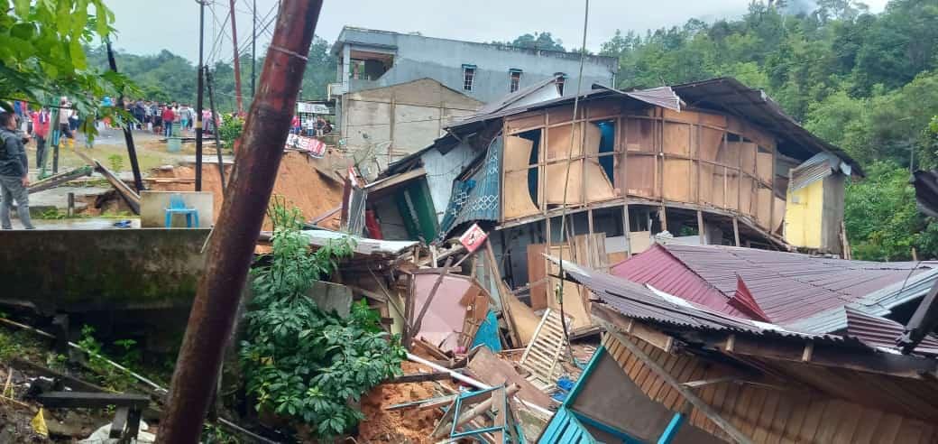 Sebanyak enam unit rumah toko (ruko) di daerah pasar baru PLBN Entikong ambruk, Rabu (3/2) sore akibat tanah longsor