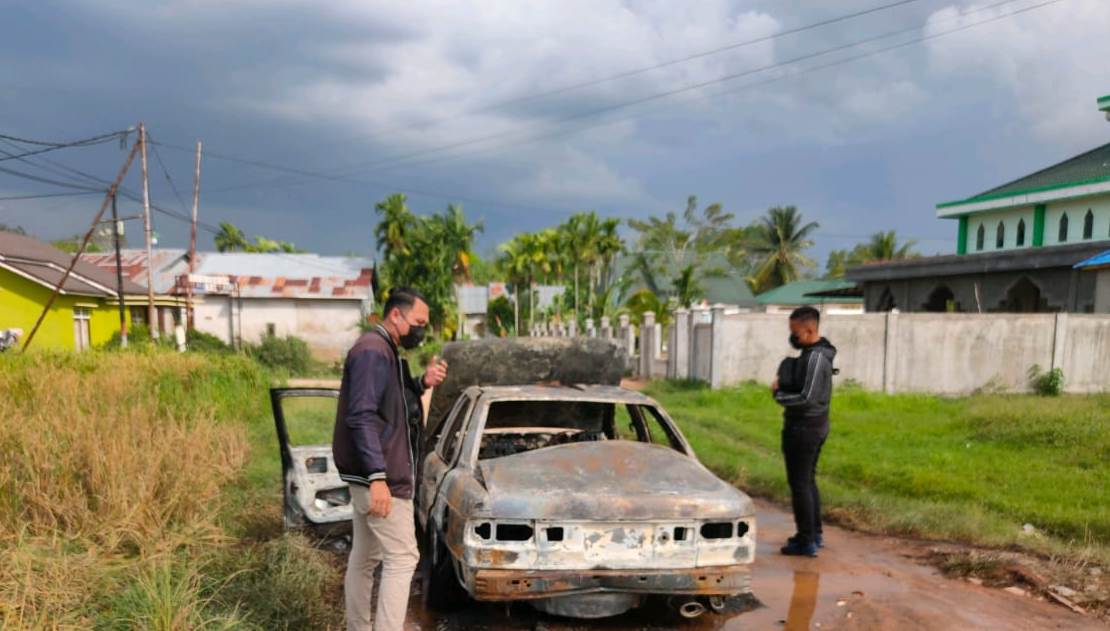 Anggota Reskrim Polsek Sui Raya saat melakukan oolah TKP .