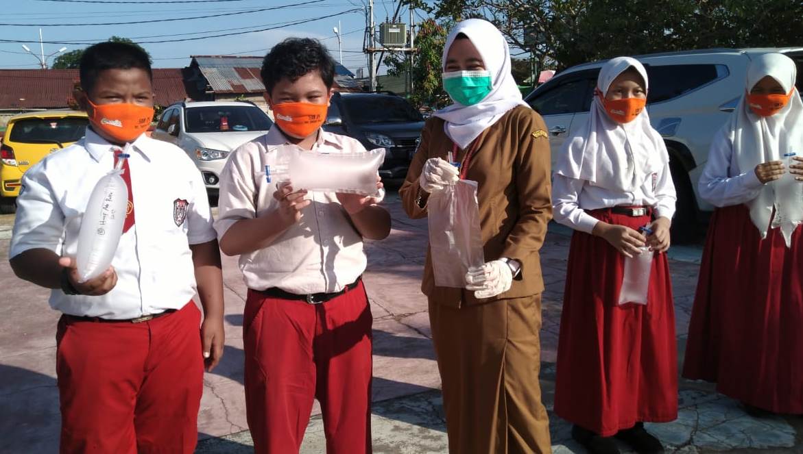 Siswa yang telah masuk sekolah untuk pembelajaran tatap muka yang telah berlangsung satu minggu namun diliburkan akibat kabut asap.