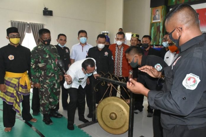 KKR-SUJIWO BUKA POPDA SILAT Wakil Bupati Kubu Raya didampingi Ketua Pengcab IPSI Kubu Raya saat membuka Popda tingkat kabupaten.