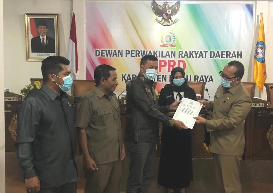 Wakil Ketua DPRD menyerahkan daftar pokir kepada Wakil Bupati Kubu Raya.