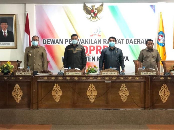 Wakil Bupati dan unsur pimpinan DPRD Kubu Raya saat rapat paripurna penetapan pokir DPRD.