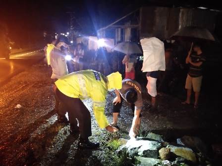 Personel kepolisian sedang melakukan olah TKP yang mengakibatkan dua pengendara tewas di tempat.