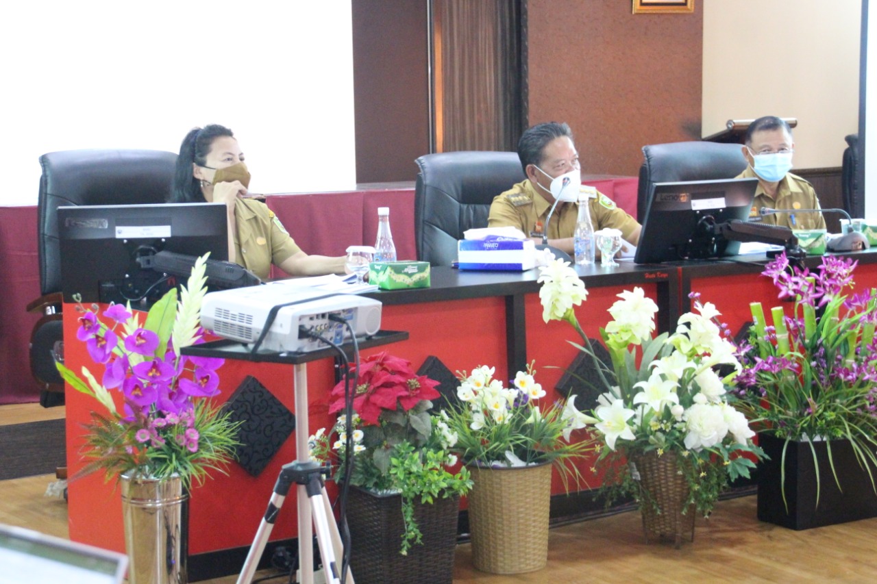 Bupati memimpin rapat tim gugus tugas KLA di Aula BAPPEDA Sanggau.