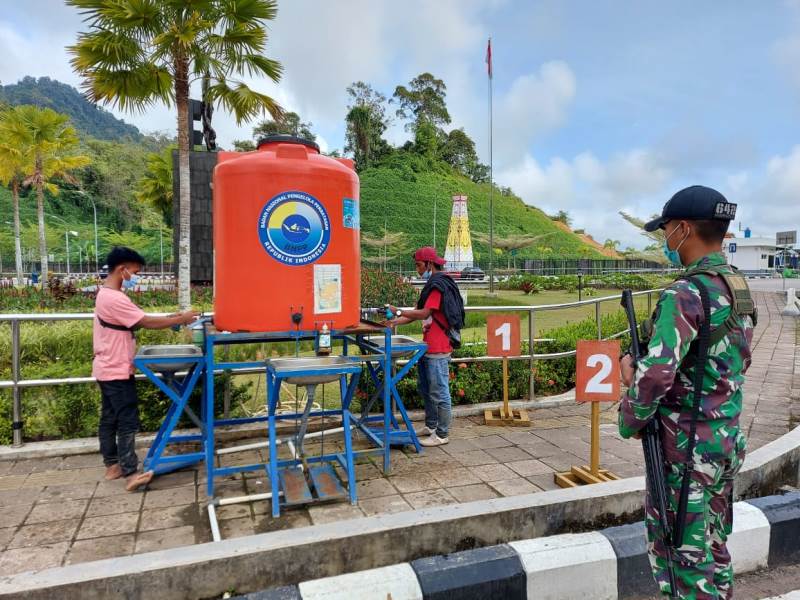 Personel Satgas Pamtas sedang mengawasi PMI yang pulang dari Malaysia melalui PLBN Entikong menerapkan protokol kesehatan. Personel Satgas Pamtas sedang mengawasi PMI yang pulang dari Malaysia melalui PLBN Entikong menerapkan protokol kesehatan. Foto: ist