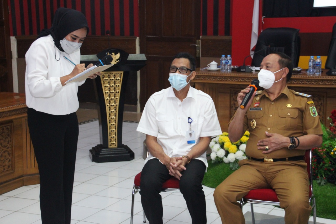 Wakil Bupati Yohanes Ontot mendapat giliran pertama dilakukan pendataan penduduk.