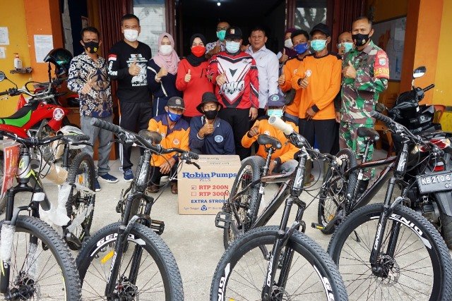 Wakil Bupati Kubu Raya Sujiwo menyerahkan bantuan mesin pompa air kepada Pemerintah Desa Limbung