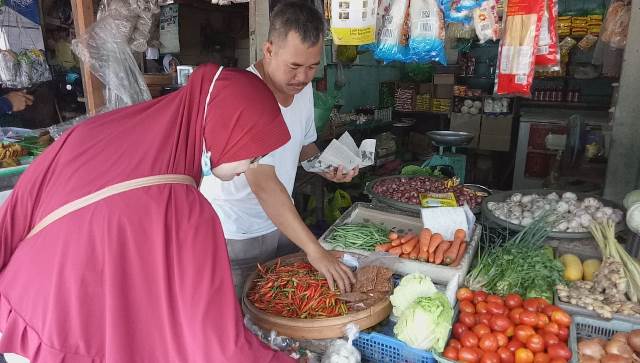 Pedagang dan pembeli di Pasar Barito yang mengeluhkan melonjaknya harga cabai.