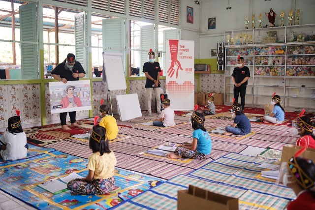 Uniqlo Gelar Art Workshop Jason Polan Bersama Panti Asuhan