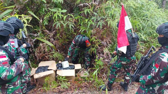 Satgas Pamtas Yonif 642 Kapuas berhasil mengamankan dua kotak kardus berisikan 40 paket narkoba golongan I jenis sabu-sabu yang dikemas dengan bungkusan teh