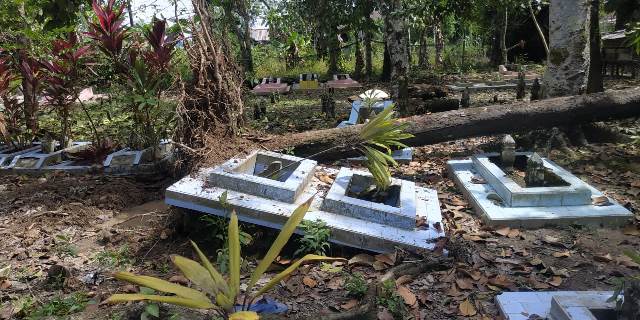 Angin puting beliung yang memporandakan beberapa kuburan di Desa Arang Limbung selain atas bangunan sekolah dan rumah