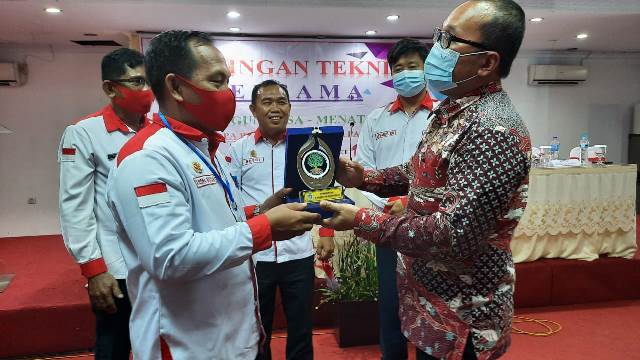 Wakil Bupati Kubu Raya memberikan cinderamata kepada Ketua Panitia Bimtek BPD Kubu Raya