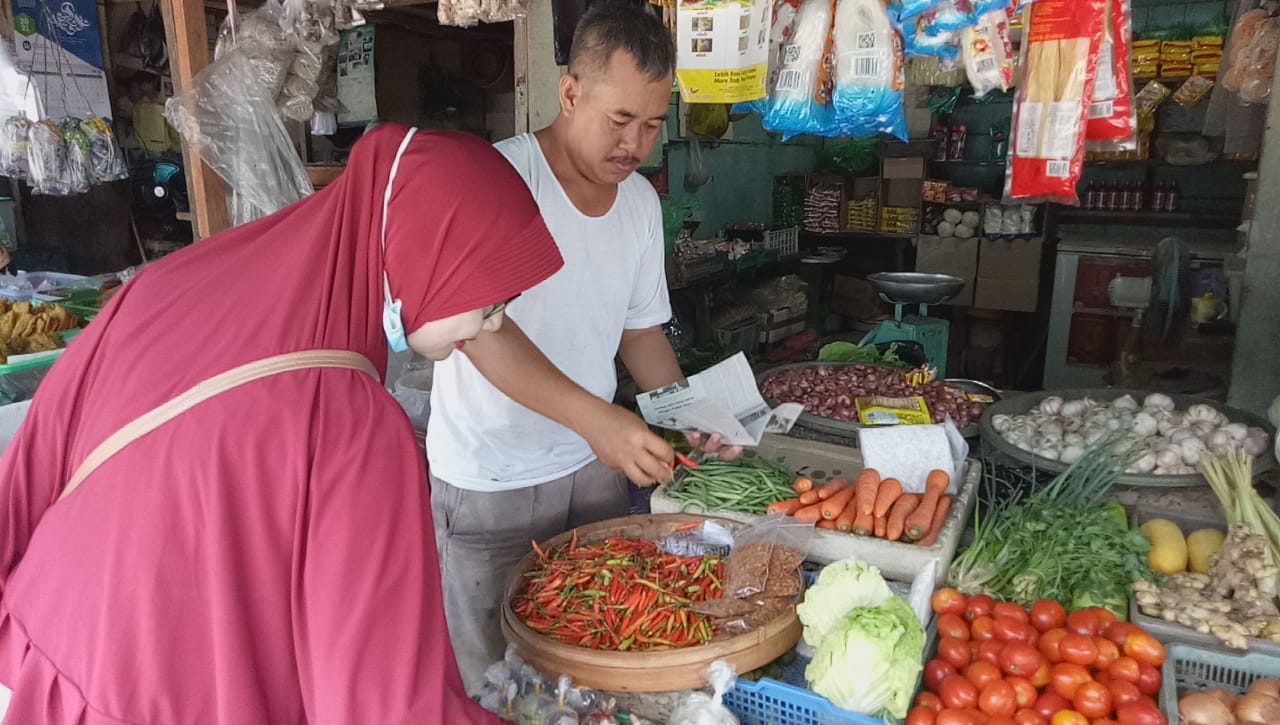 Pedagang Cabai Pasar Senggol ketika melayani pembeli.