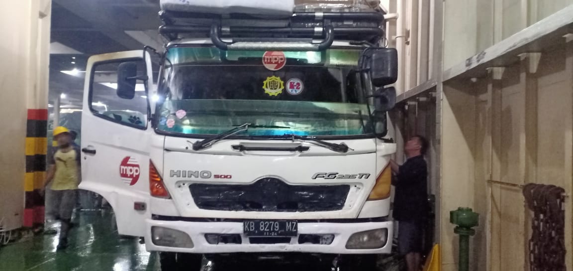 truk fuso yang berada dalam KM Fajar Bahari V tiba-tiba terbakar